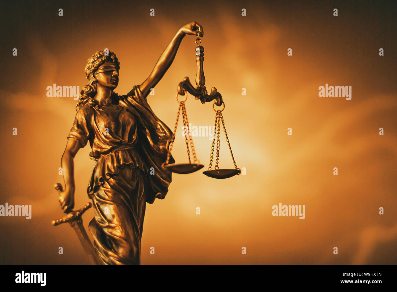 La figura della giustizia con la spada e la bilancia su un gradiente di  sfondo marrone con la centrale di evidenziare e copiare lo spazio in una  immagine concettuale Foto stock -