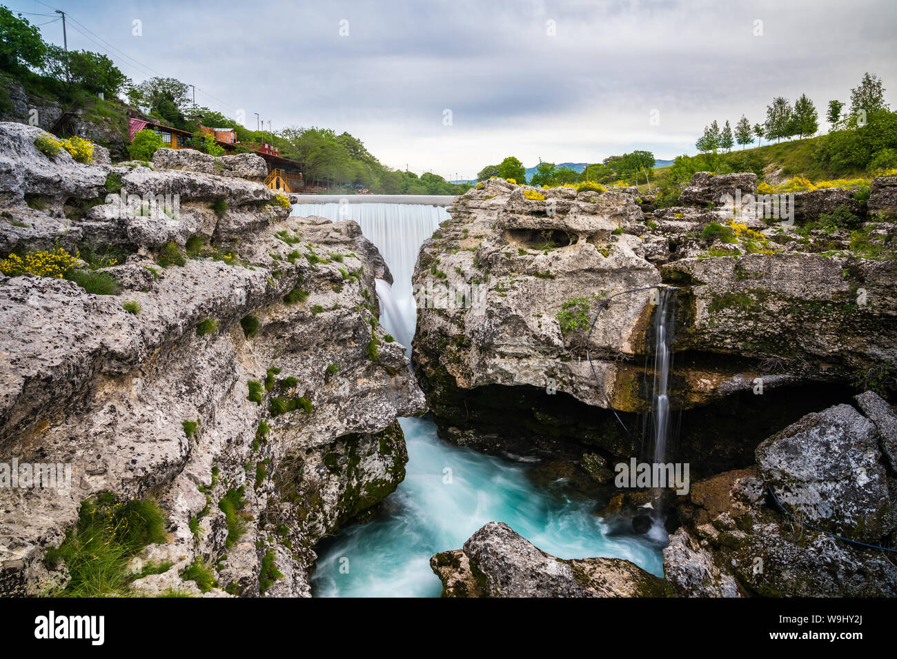 Montenegro, fragoroso cascate del Niagara di cijevna fiume che scorre attraverso una fessura nella roccia di natura orizzontale Foto Stock