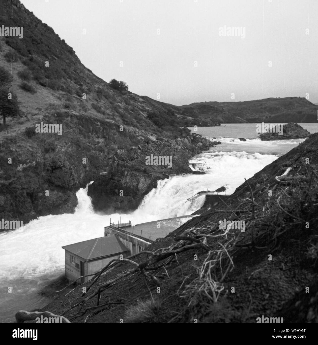 Kaskade an der Laguna Amarga in Cile, 1960er Jahre. Cascata a La Laguna Amarga in Cile, 1960s. Foto Stock