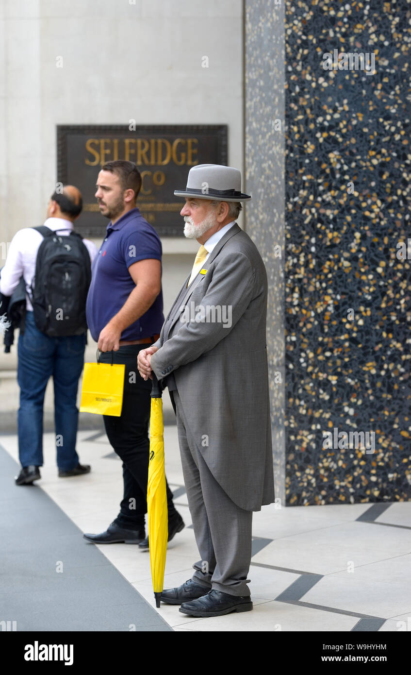 Londra, Inghilterra, Regno Unito. Il portiere sul lato ingresso dal grande magazzino Selfridges, Oxford Street / Duke Street Foto Stock