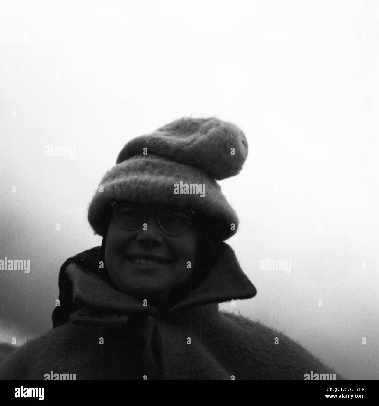 Warm eingepackte Fotografin Hanna Seidel am Ufer der Laguna Amarga, im Hintergrund die Berge der Altos de Cantillana in Cile, 1960er Jahre. Fotografo Hanna Seidel in abbigliamento invernale sulla riva della Laguna Amarga Con Altos de Cantillane in background in Cile, 1960s. Foto Stock