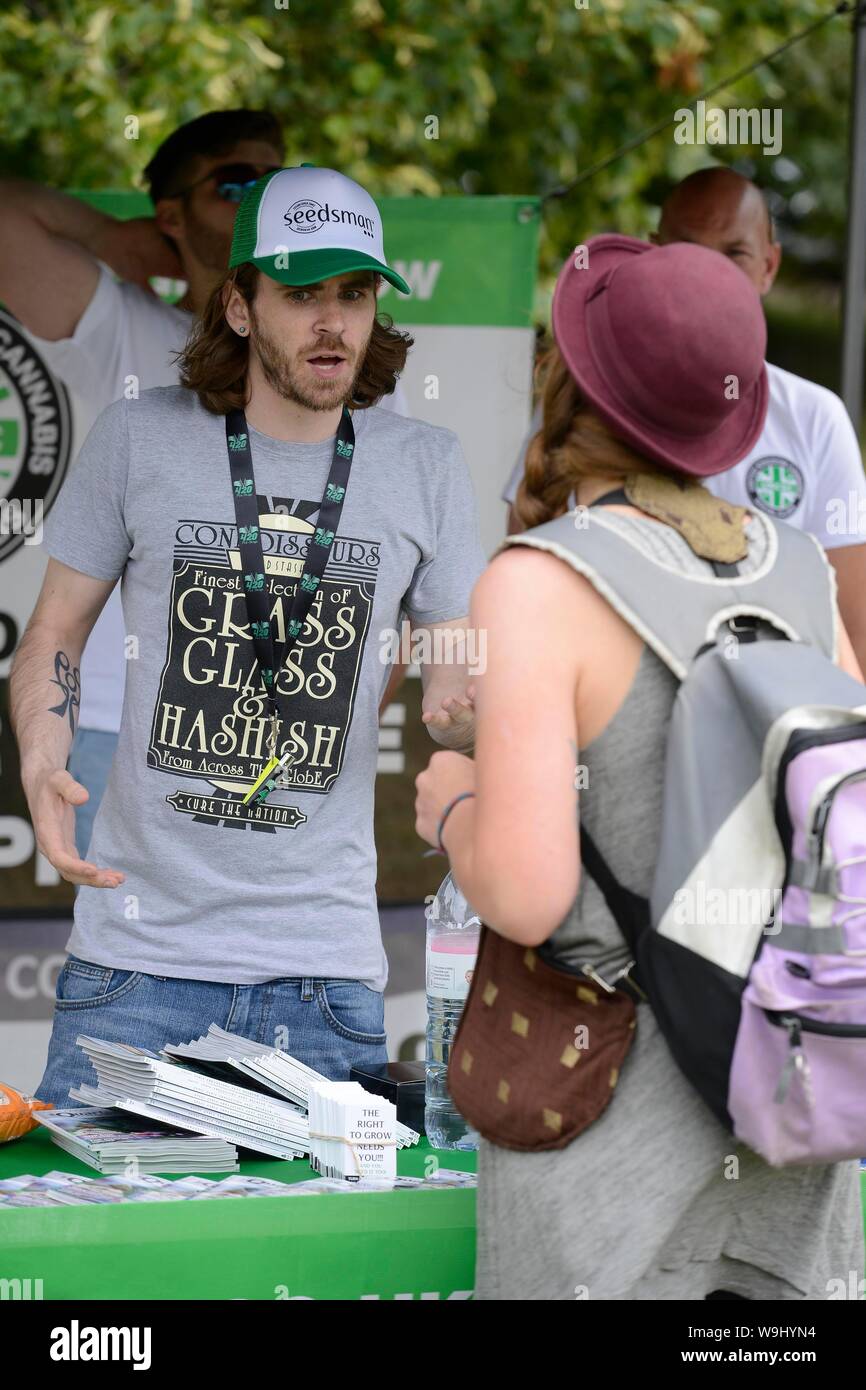 Green Pride 2019 festival di cannabis a Preston Park, Brighton. Foto:Terry Applin Foto Stock