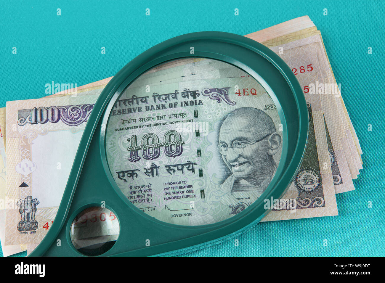 Banconote indiano visto attraverso la lente di ingrandimento Foto Stock