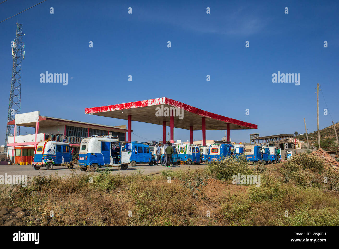Etiopia, MEKELLE, 01-12-2019. Bajaj in attesa in linea per il carburante in corrispondenza di una stazione di rifornimento di carburante Foto Stock