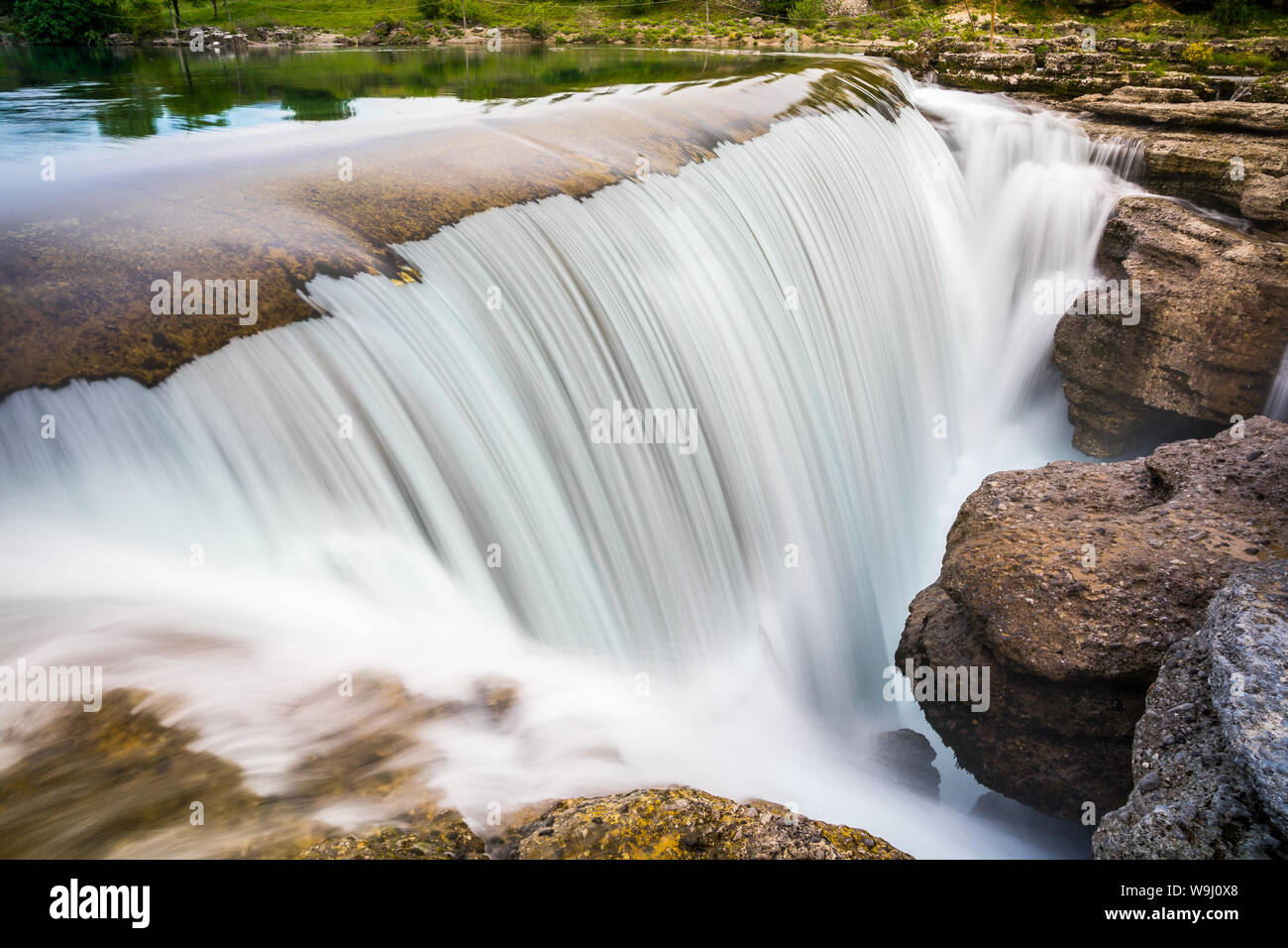 Montenegro, pulire tuonanti cascate del Niagara di fiume cijevna accanto a Podgorica nel verde della natura Foto Stock