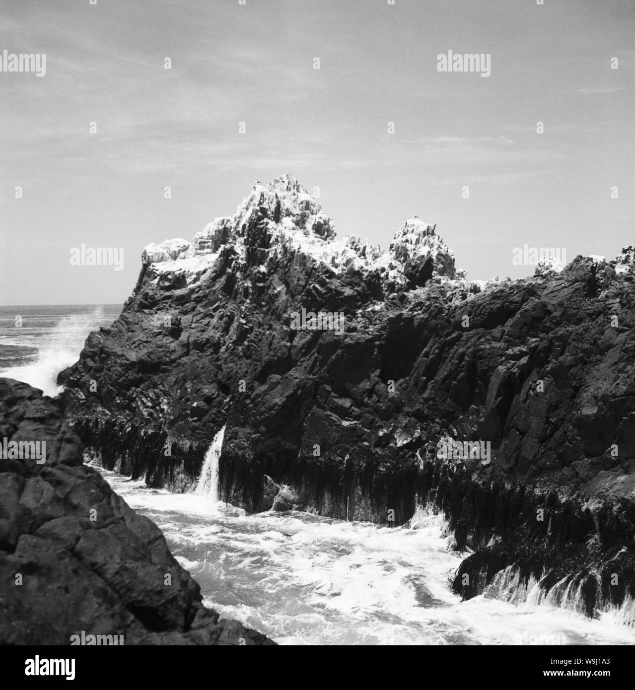 Das Meer schlägt un eine Felsformation nahe der Stadt Lima, Perù 1960er Jahre. Il mare colpisce una formazione rocciosa sulla riva vicino la città di Lima, Perù 1960s. Foto Stock