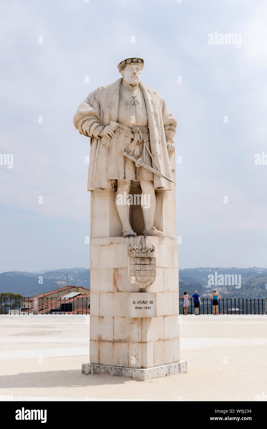 Coimbra, Portogallo - 16 Luglio 2019: Statua del Re Joao III nel cortile accanto alla libreria Joanine Foto Stock