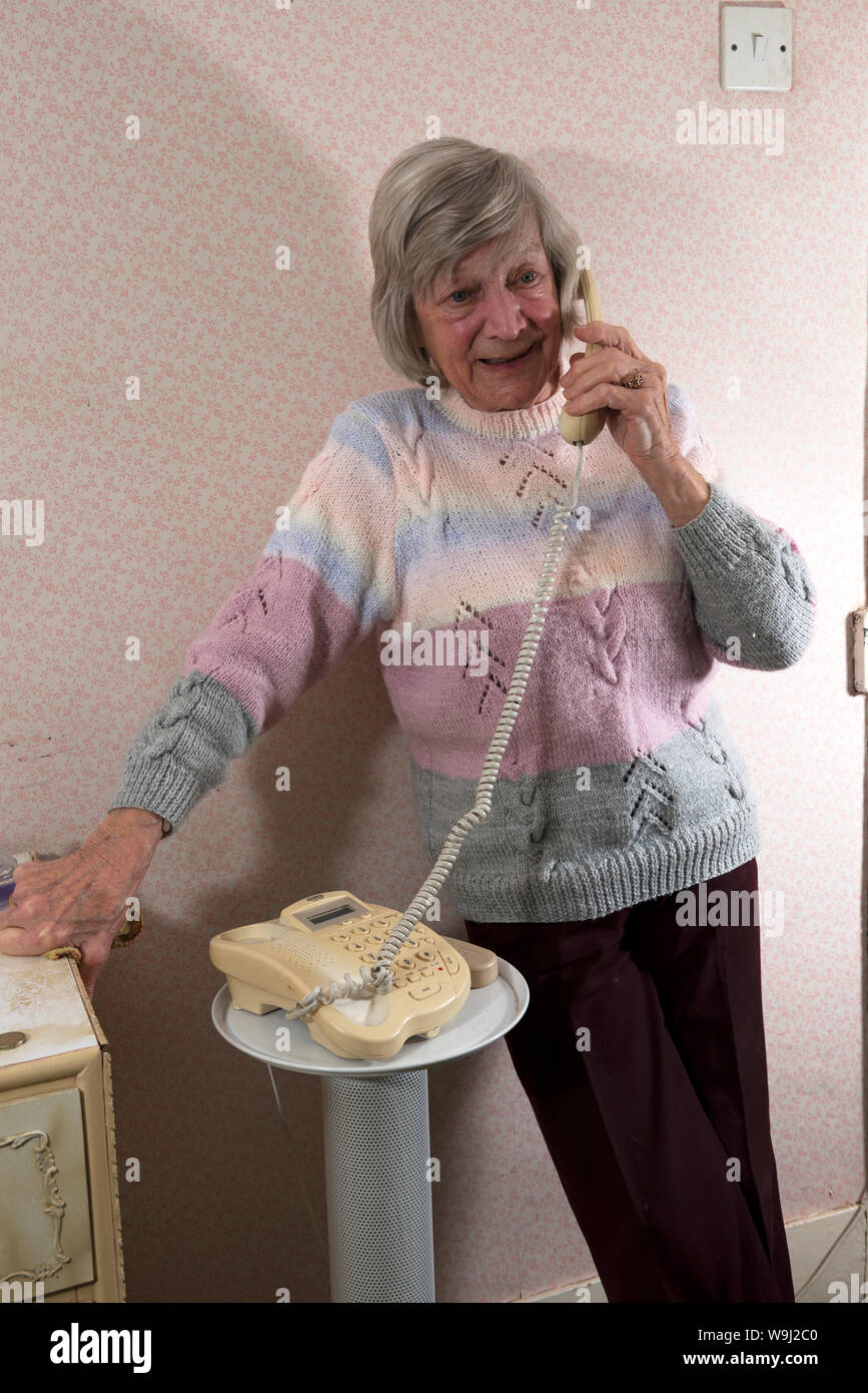 Donna anziana parlando con un amico al telefono Foto Stock