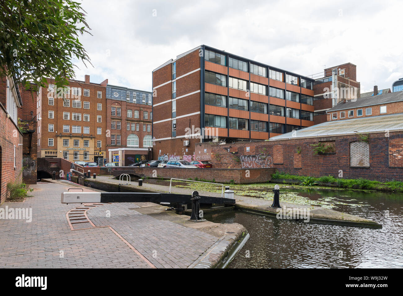 Si blocca sul canale che corre attraverso il Jewellery Quarter nel centro della città di Birmingham Foto Stock