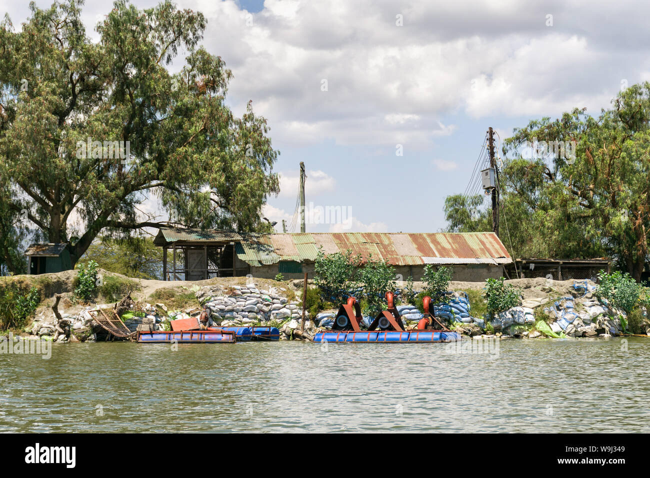 Flottante pompe di acqua per il trasporto di acqua per le aziende agricole di fiori, il lago Naivasha, Kenya, Africa orientale Foto Stock