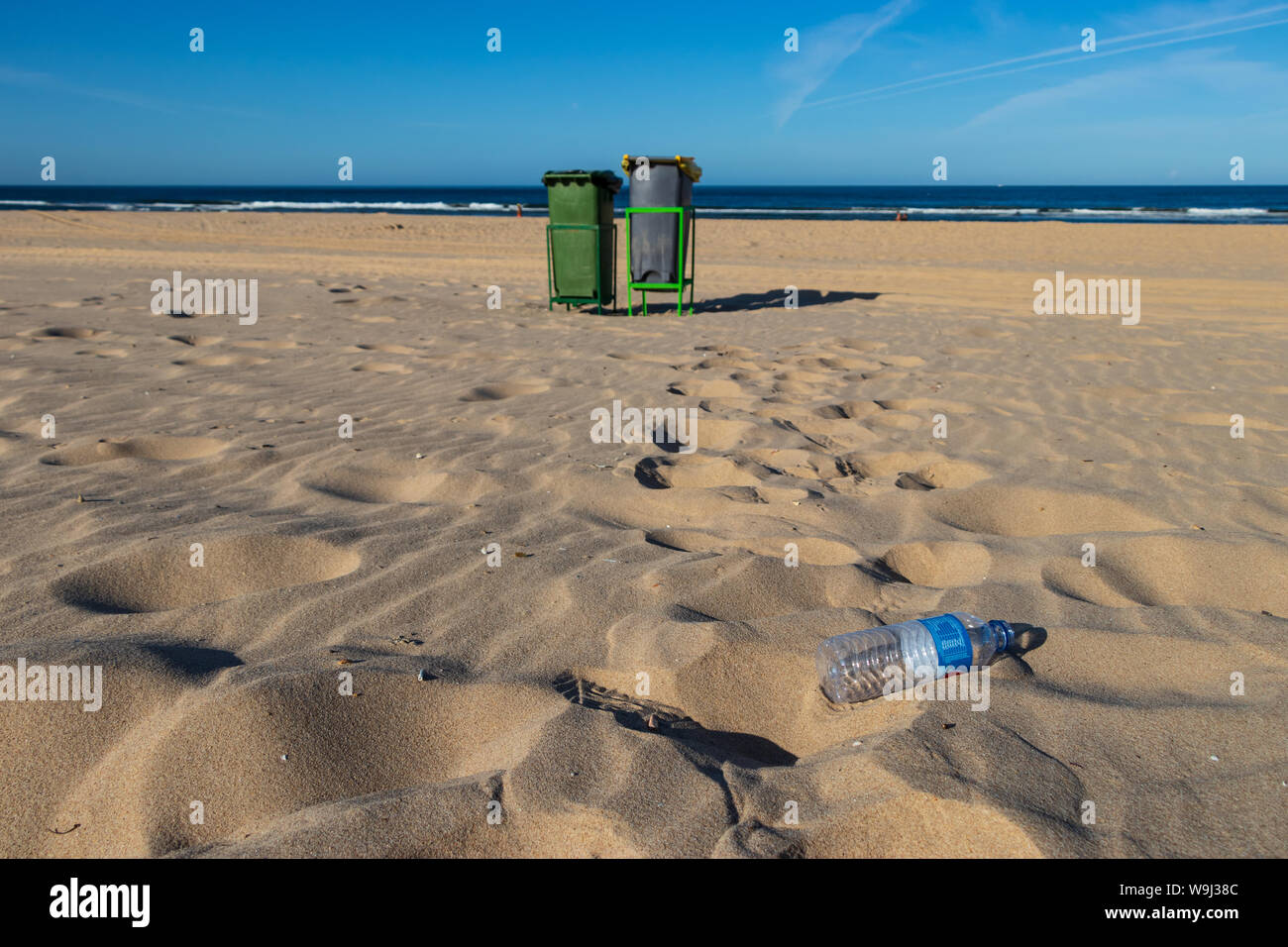 Bidone dei rifiuti per evitare immondizia di plastica presso la costa Foto Stock