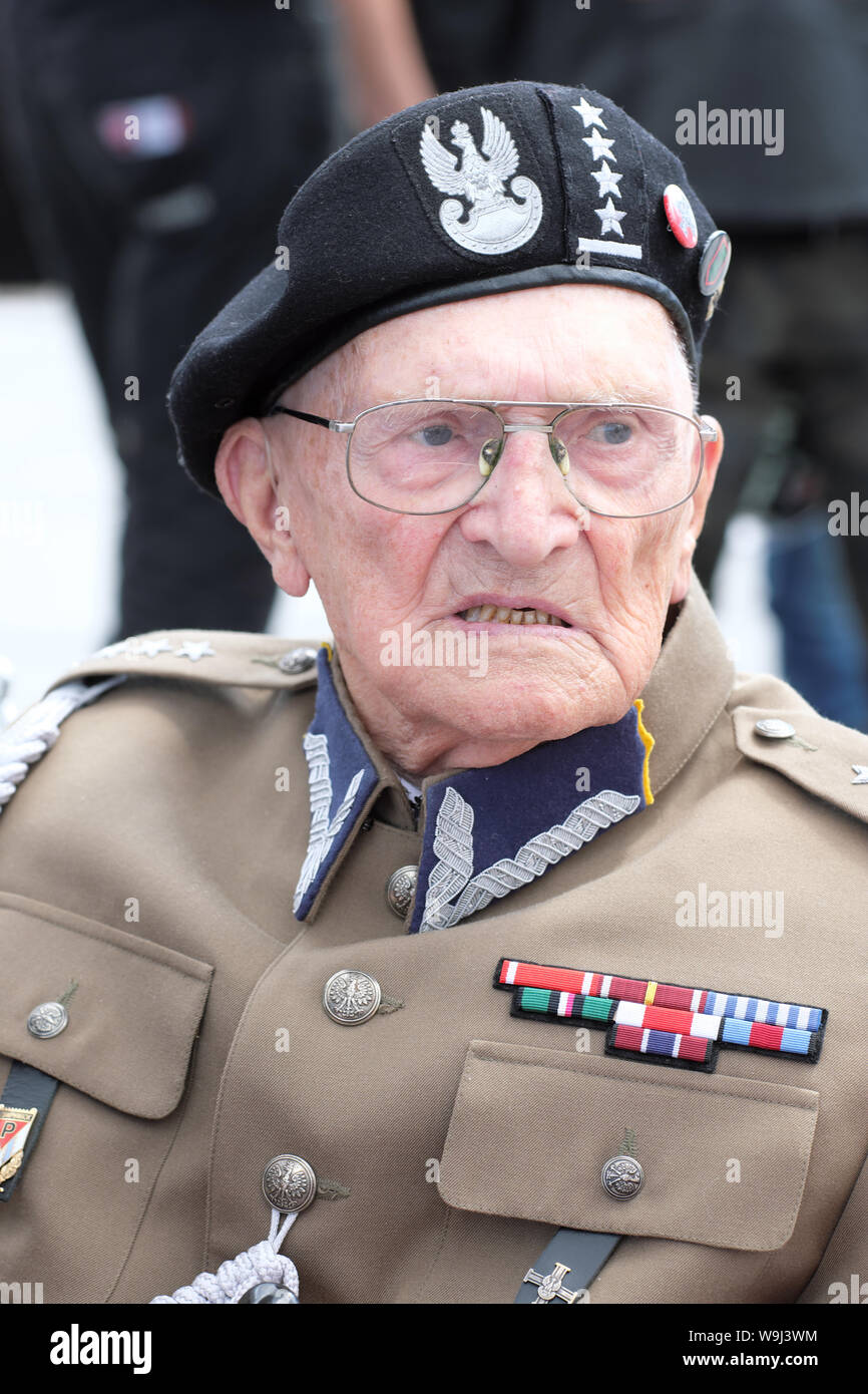 Varsavia Polonia un veterano del WW2 Polacco Brygada NSZ Swietokrzyska Esercito di Resistenza prende parte al settantacinquesimo anniversario in agosto 2019 Foto Stock