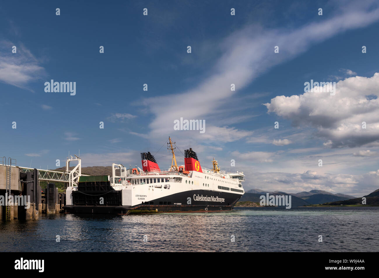 Caledonian MacBrayne ferry Loch Seaforth docking a Ullapool, Scozia. Foto Stock