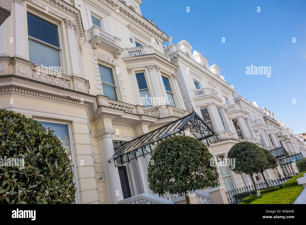 Con facciata in stucco in stile Regency casa a schiera a Holland Park, London, Regno Unito Foto Stock