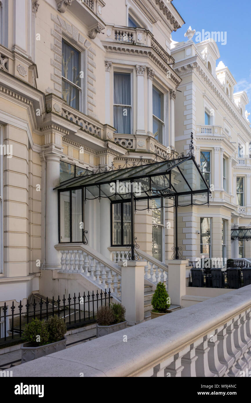 Con facciata in stucco in stile Regency casa a schiera a Holland Park, London, Regno Unito Foto Stock