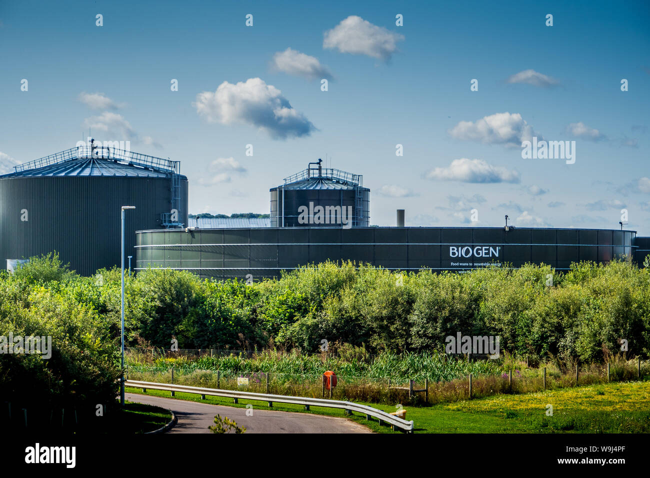 Impianto di riciclaggio dei rifiuti alimentari Biogen Baldock Herts. L'impianto di digestione anaerobica elabora 45,000 tonnellate di rifiuti alimentari/anno generando 2.6MW di elettricità verde Foto Stock