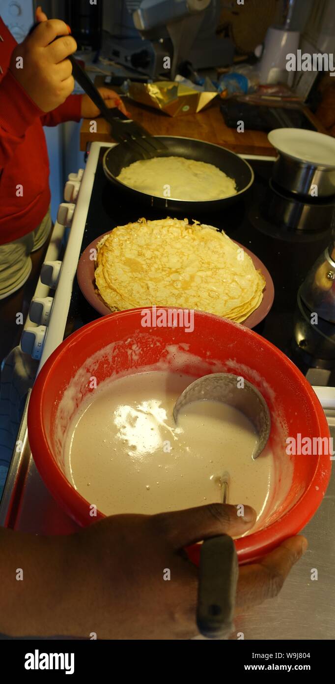 Frittelle di cottura a casa con la famiglia Foto Stock