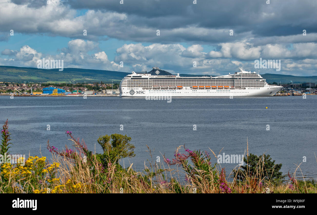 CROMARTY FIRTH Ross and Cromarty SCOZIA MSC ORCHESTRA UNA CROCIERA GIACENTE OFF INVERGORDON con cielo estivo e fiori Foto Stock