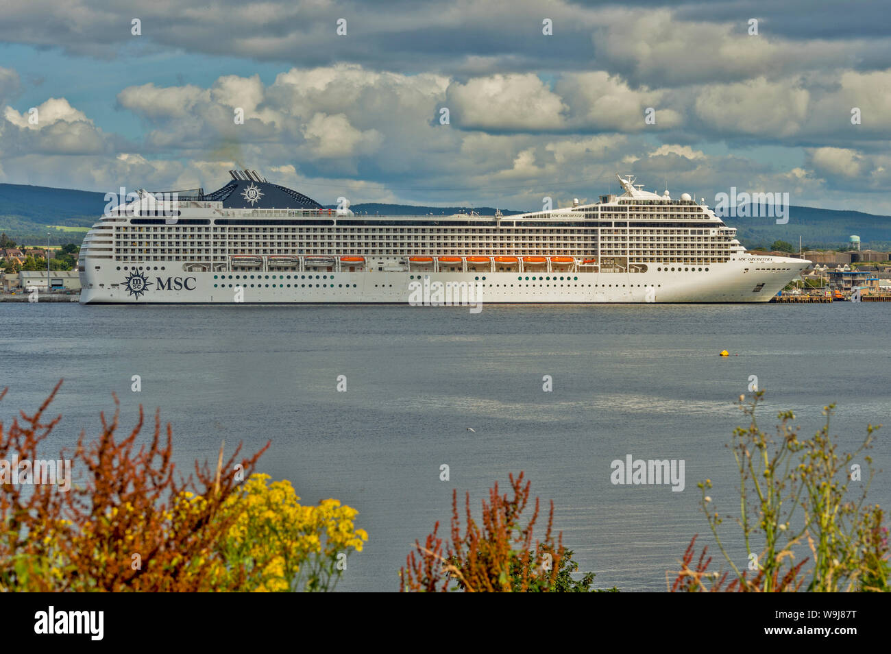 CROMARTY FIRTH SCOZIA MSC ORCHESTRA CROCIERA GIACENTE OFF INVERGORDON IN ESTATE Foto Stock