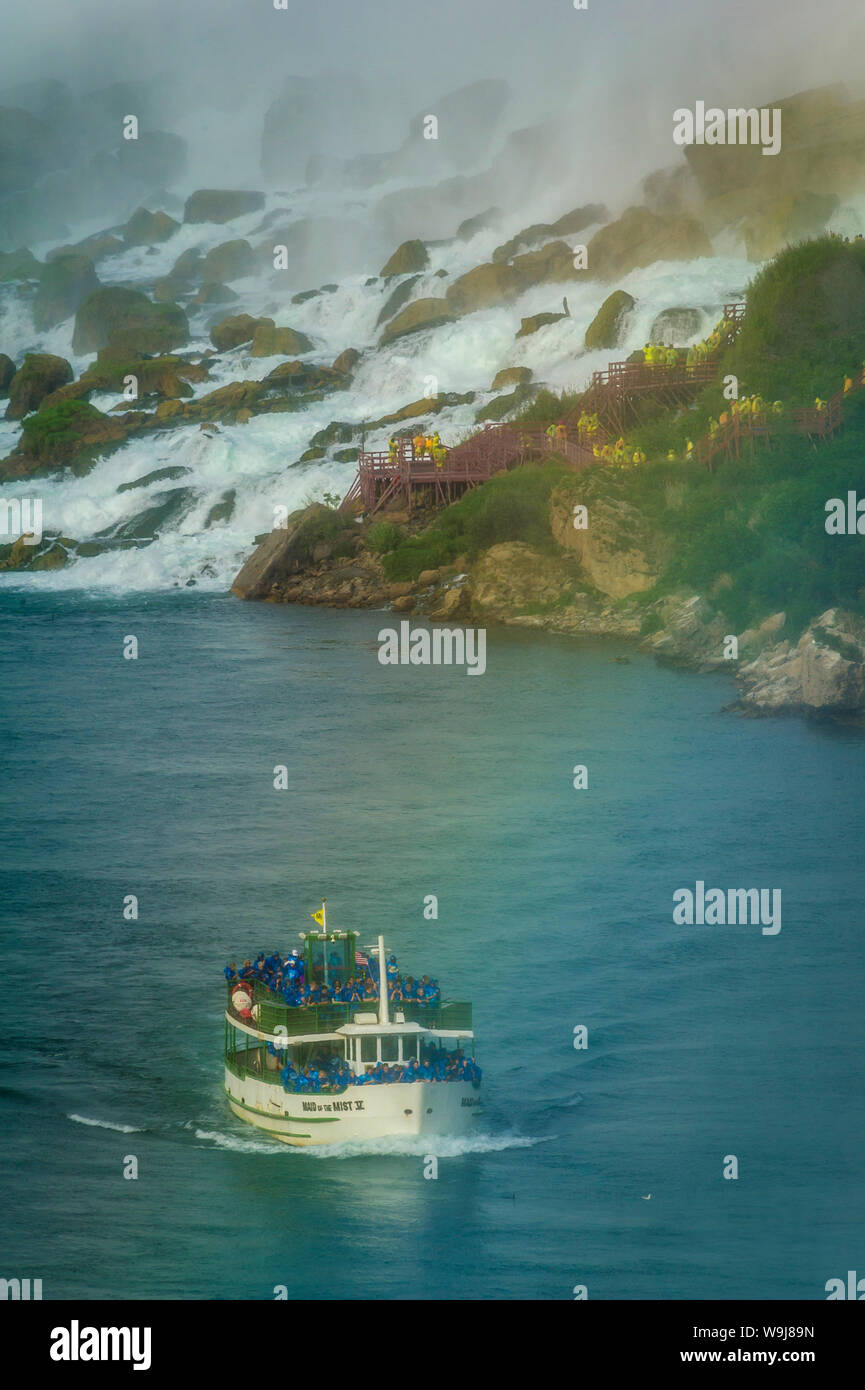 La Domestica della Foschia boat che trasportano i turisti ai piedi delle cascate Americane alle Cascate del Niagara Foto Stock