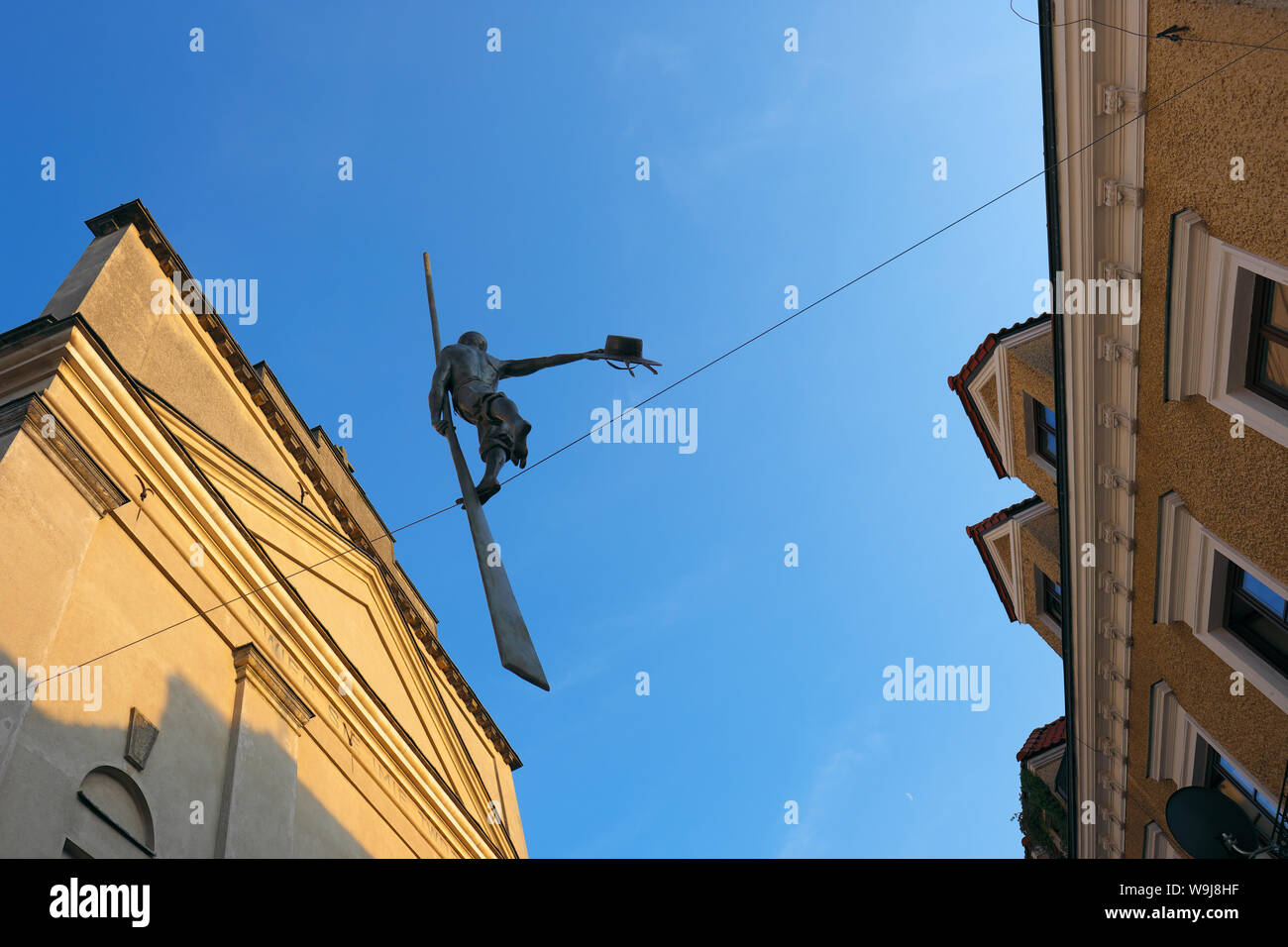Sandomierz Polonia sospesi arte scultura figura di un barcaiolo ( flisak ) dall'artista polacco Jerzy Kedziora visto in agosto 2019 Foto Stock