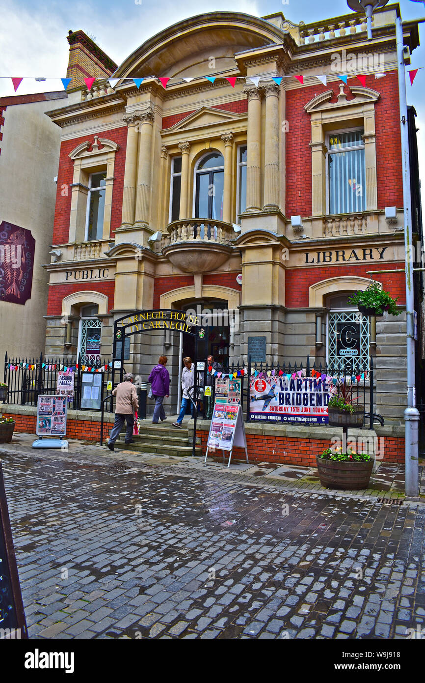 'Tempo di guerra Bridgend'. Evento annuale ricreando luoghi e suoni della seconda guerra mondiale. Carnegie House è la vecchia biblioteca pubblica. La gente camminare passato. Foto Stock