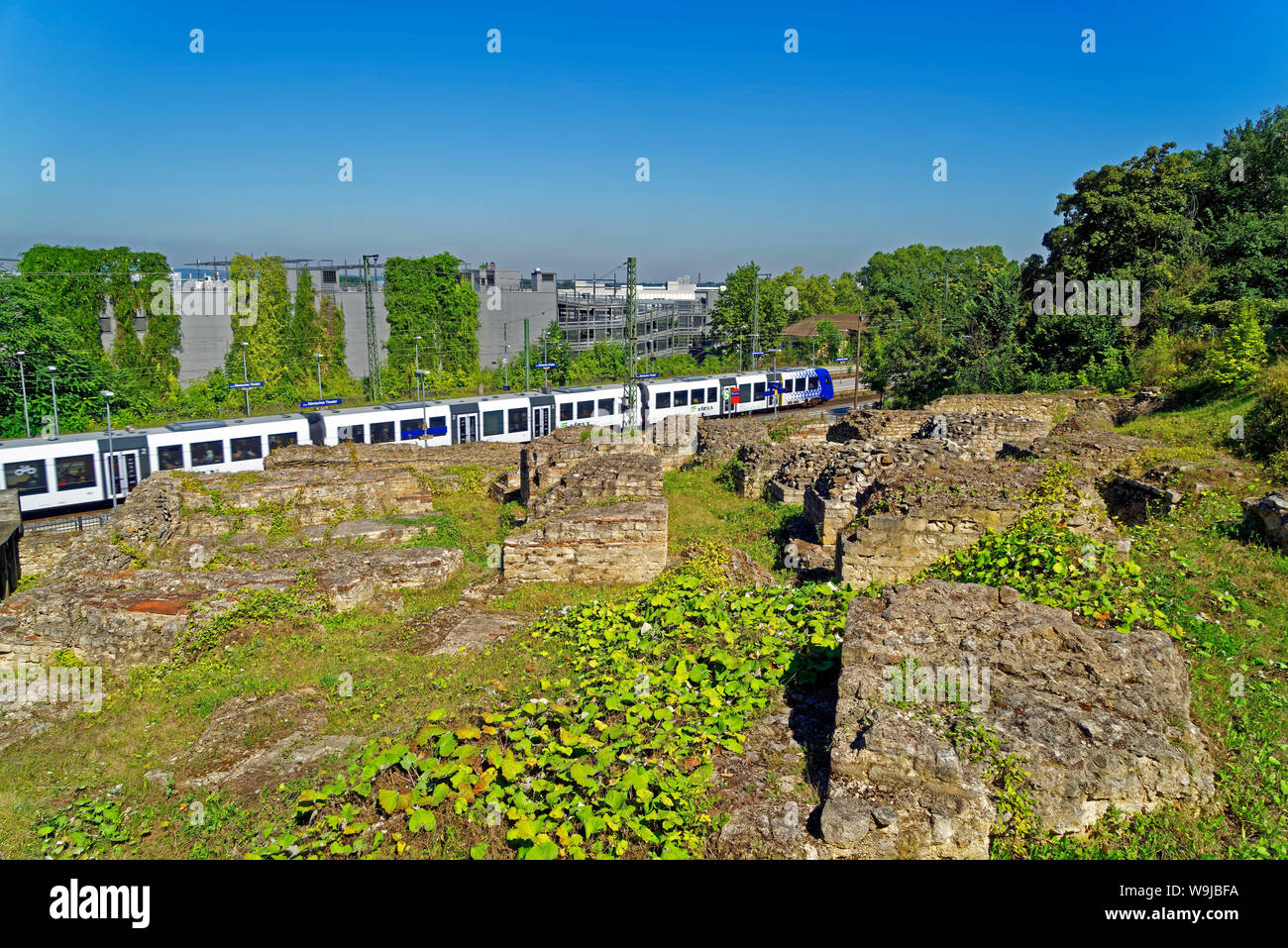 Ausgrabungsstätte Römisches Theater, Mainz (MOGONTIACUM, Bahnhof, Römisches Theater, Personenzug Foto Stock