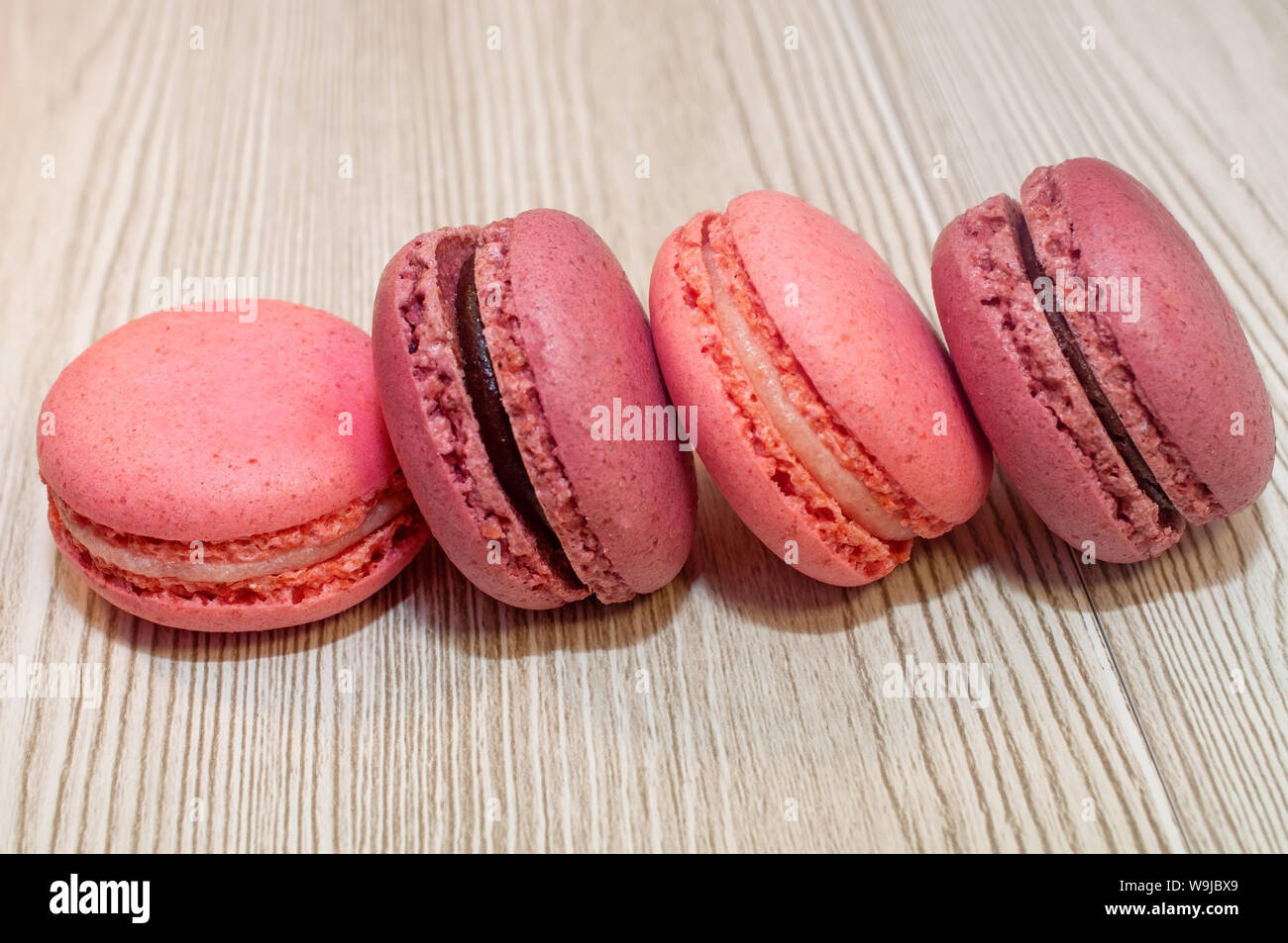 Amaretto cupcake su un tavolo di legno. Foto Stock