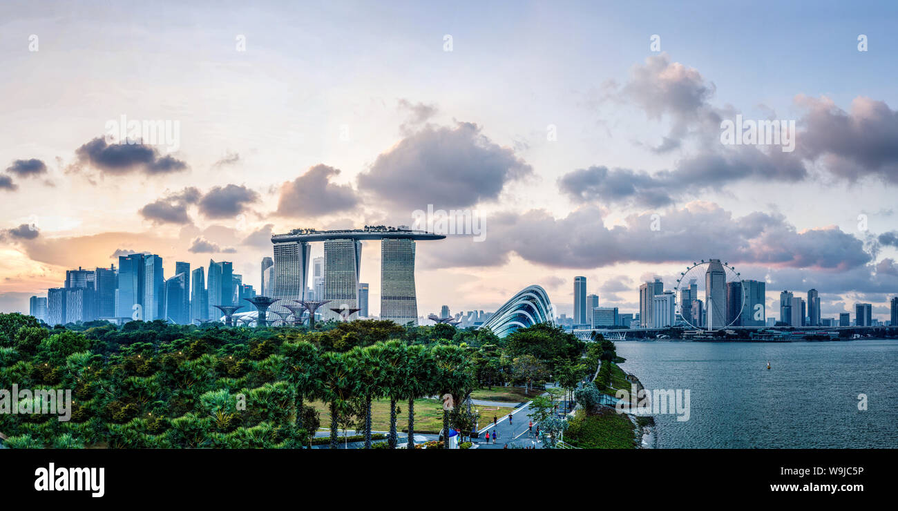 Giardini dalla baia di Marina Bay Sands in Singapore Foto Stock