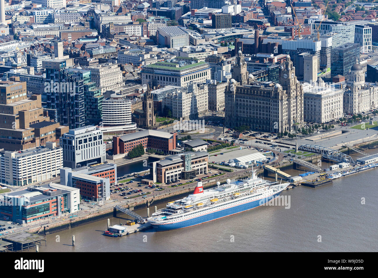 Un Fred Olsen line nave da crociera, Black Watch e il Dazzle Mersey Ferry shot dall'aria, Liverpool, Waterfront, North West England, Regno Unito Foto Stock