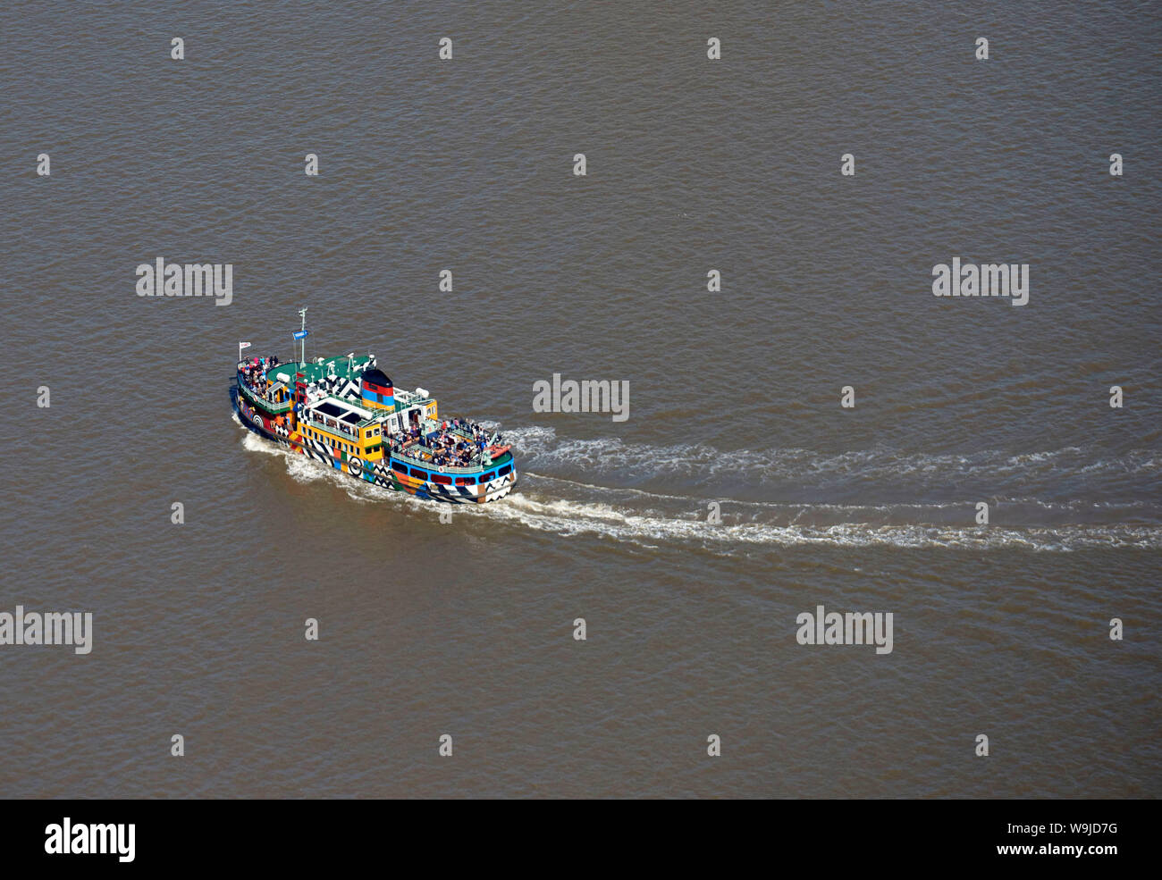 Il Traghetto Dazzle chiamato 'Tutti Razzle Dazzle', Mersey Ferry, ripresa dall'aria, Liverpool, North West England, Regno Unito Foto Stock