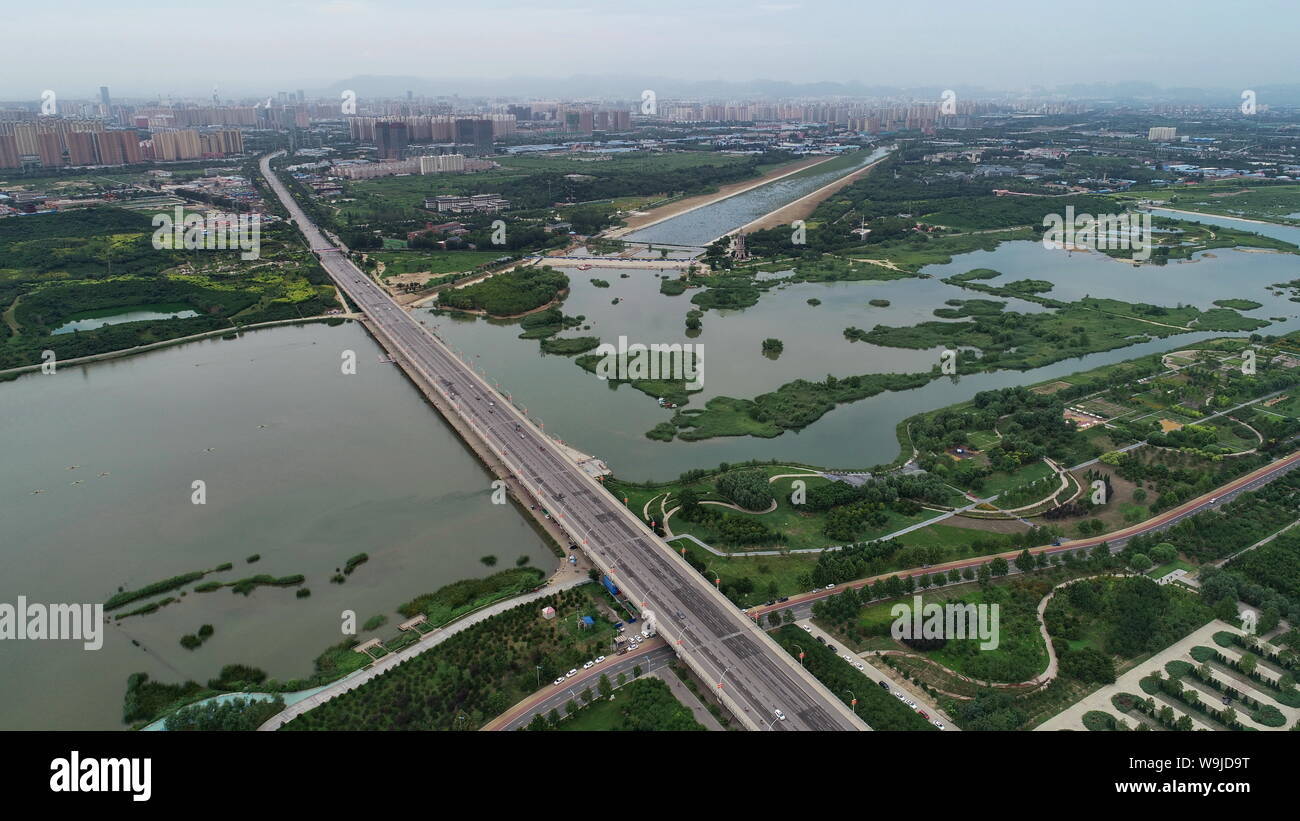 (190814) -- SHIJIAZHUANG, 14 agosto 2019 (Xinhua) -- Foto aeree prese su agosto 13, 2019 mostra una sezione del fiume Hutuo in Shijiazhuang, a nord della Cina di nella provincia di Hebei. La qualità dell'acqua e l'ecosistema del fiume Hutuo sono state migliorate grazie al governo locale di risanamento ecologico sforzi. Le autorità hanno introdotto i cordoli su acque di scarico illegale di emissioni, aggiornato di acque di scarico di impianti di trasformazione e investito sul pre-trattamento delle emissioni, con tecnologie come il risanamento in situ a giocare. Aree panoramiche e giardini botanici sono state aggiunte anche per le sponde del fiume per meglio publi Foto Stock