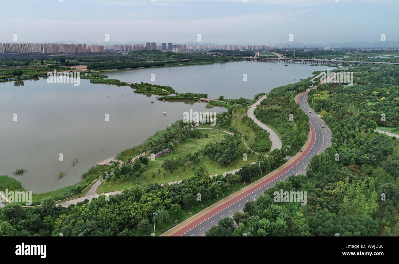 (190814) -- SHIJIAZHUANG, 14 agosto 2019 (Xinhua) -- Foto aeree prese su agosto 13, 2019 mostra una sezione del fiume Hutuo in Shijiazhuang, a nord della Cina di nella provincia di Hebei. La qualità dell'acqua e l'ecosistema del fiume Hutuo sono state migliorate grazie al governo locale di risanamento ecologico sforzi. Le autorità hanno introdotto i cordoli su acque di scarico illegale di emissioni, aggiornato di acque di scarico di impianti di trasformazione e investito sul pre-trattamento delle emissioni, con tecnologie come il risanamento in situ a giocare. Aree panoramiche e giardini botanici sono state aggiunte anche per le sponde del fiume per meglio publi Foto Stock