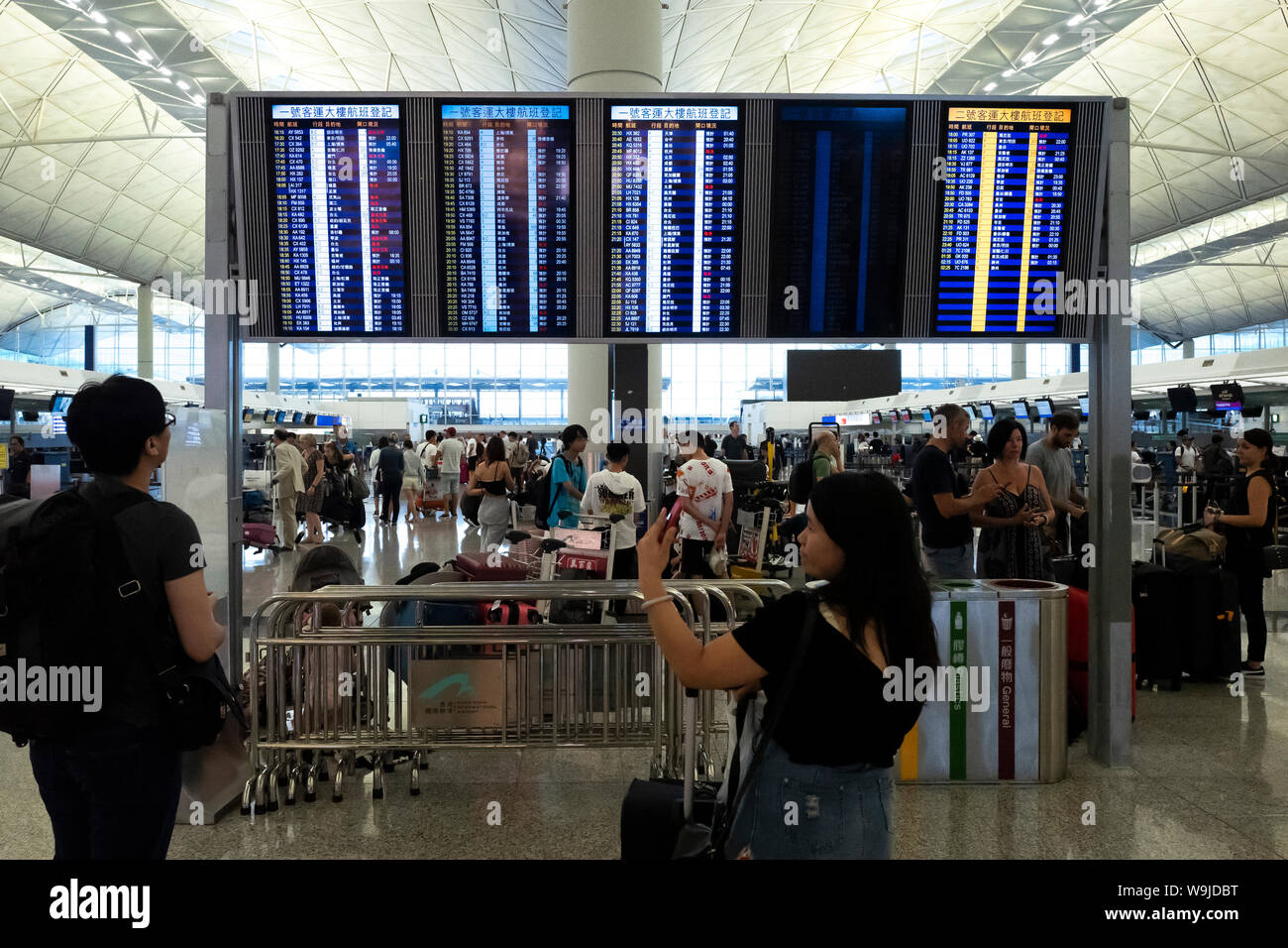 Hong Kong. 14 Agosto, 2019. Aeroporto di Hong Kong è stata riaperta oggi con accesso limitato per i viaggiatori in possesso di una valida carta di imbarco e passaporto unico. Questo giunge dopo che l'aeroporto è stato occupato per quasi una settimana. L'anti-extradition bill proteste sono una serie di manifestazioni in corso ad Hong Kong contro il fuggitivo i trasgressori e la reciproca assistenza giuridica in materia penale legislazione Bill proposto dal governo di Hong Kong. Credito: Joshua Preston/Alamy Live News Foto Stock