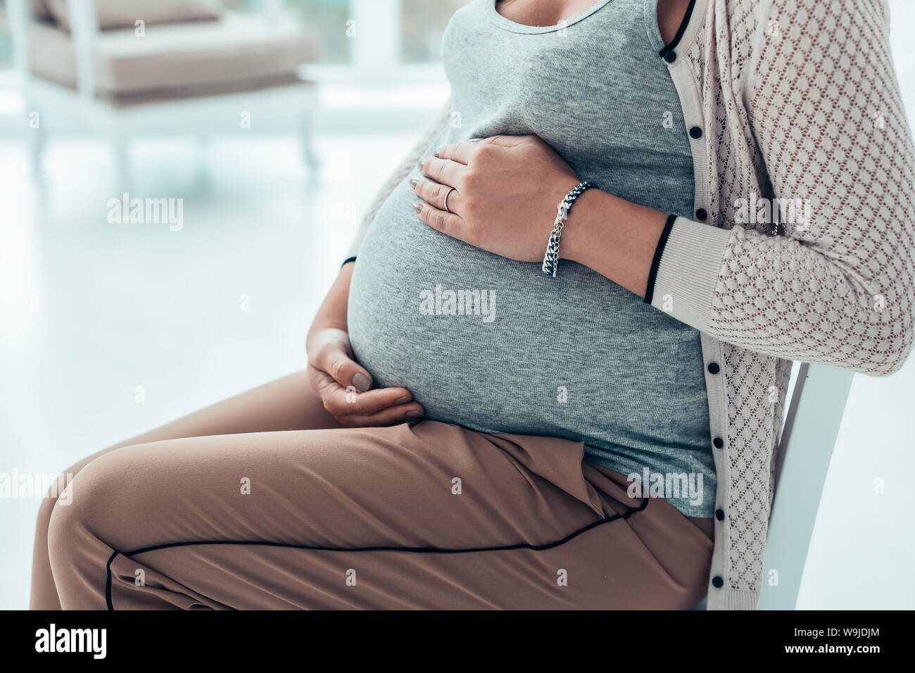 Rilassata futura mamma aspetta il suo bambino al più presto Foto Stock