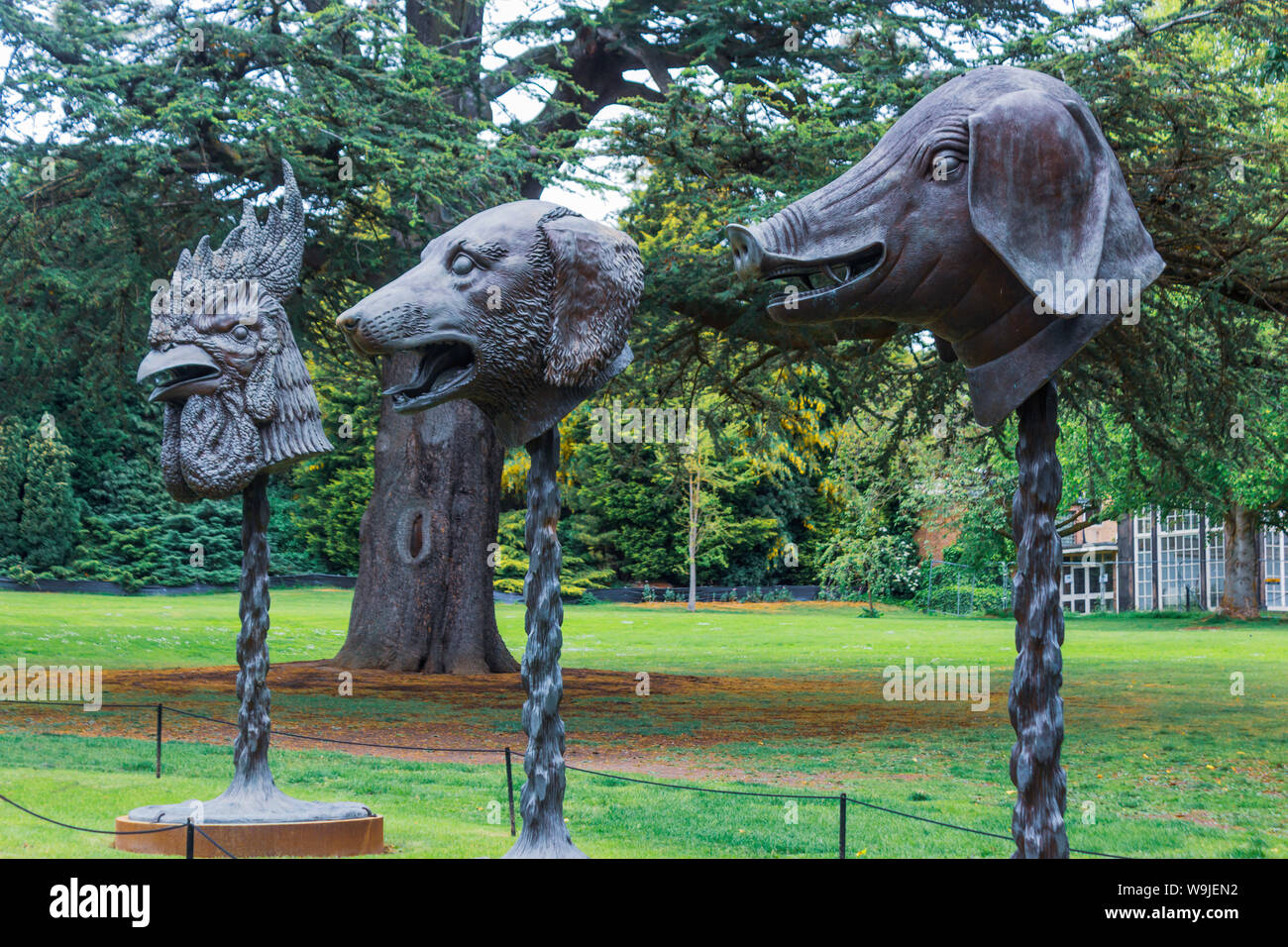 La Yorkshire Sculpture Park (YSP), West Bretton, vicino a Wakefield, West Yorkshire, Inghilterra. Un display da Ai Weiwei intitolato, cerchio di animali / Zodia Foto Stock