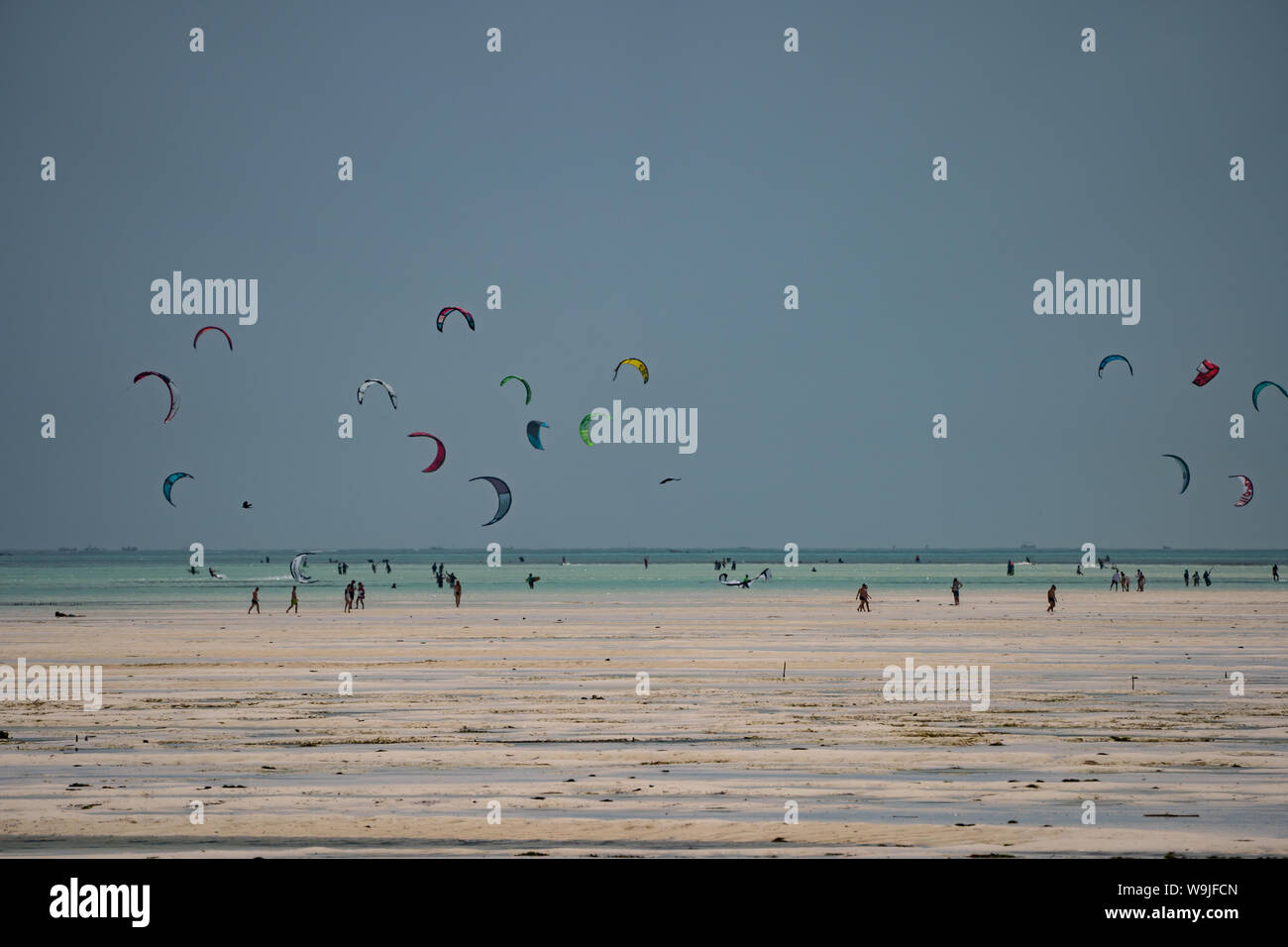 Il kitesurfing in Oceano Indiano fotografato sulla costa est, Zanzibar Foto Stock