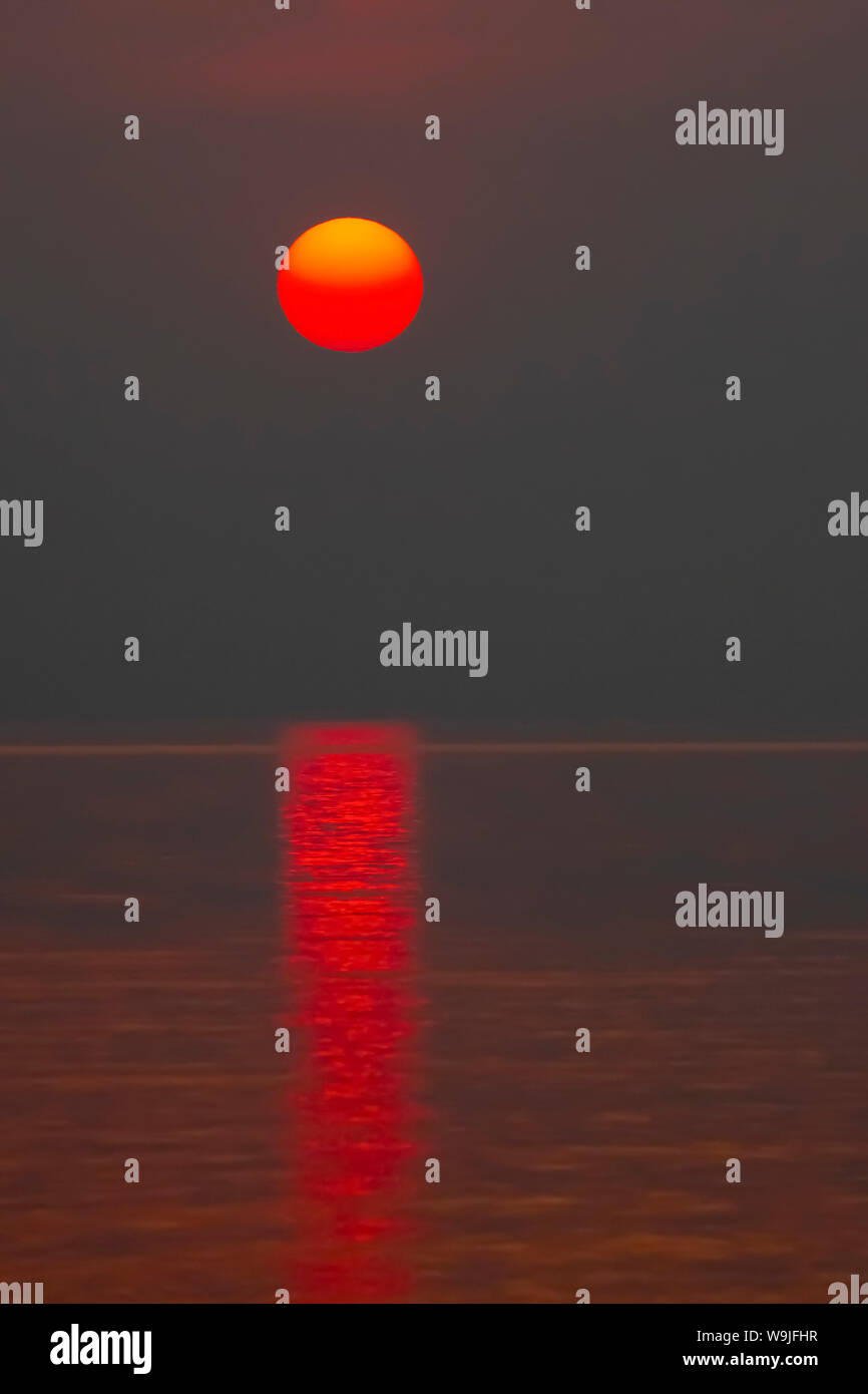 Africa rosso tramonto sul lago Kariba, Zimbabwe Foto Stock