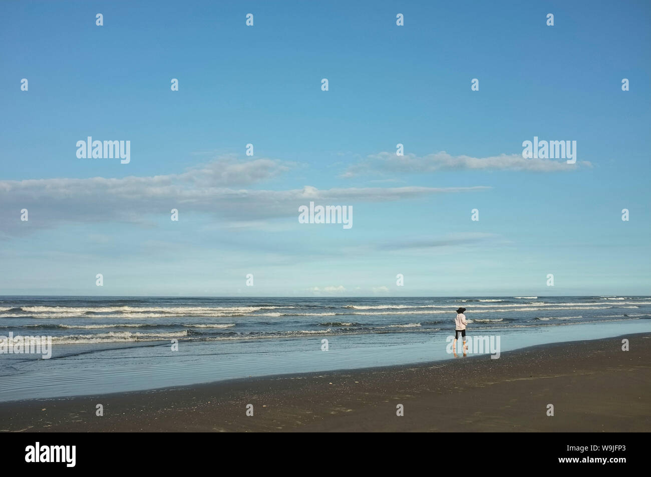 Una donna cammina da solo sulla spiaggia Hasunuma in Hasunuma city, nella prefettura di Chiba, Giappone. Foto Stock
