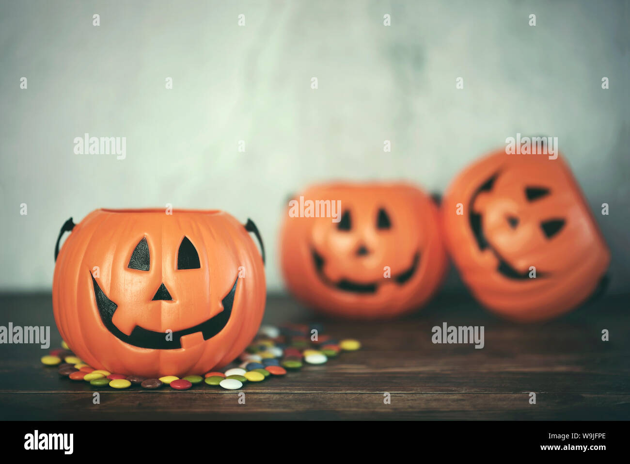 Happy Halloween. Zucca di Halloween con caramelle colorate su sfondo Grunge Foto Stock