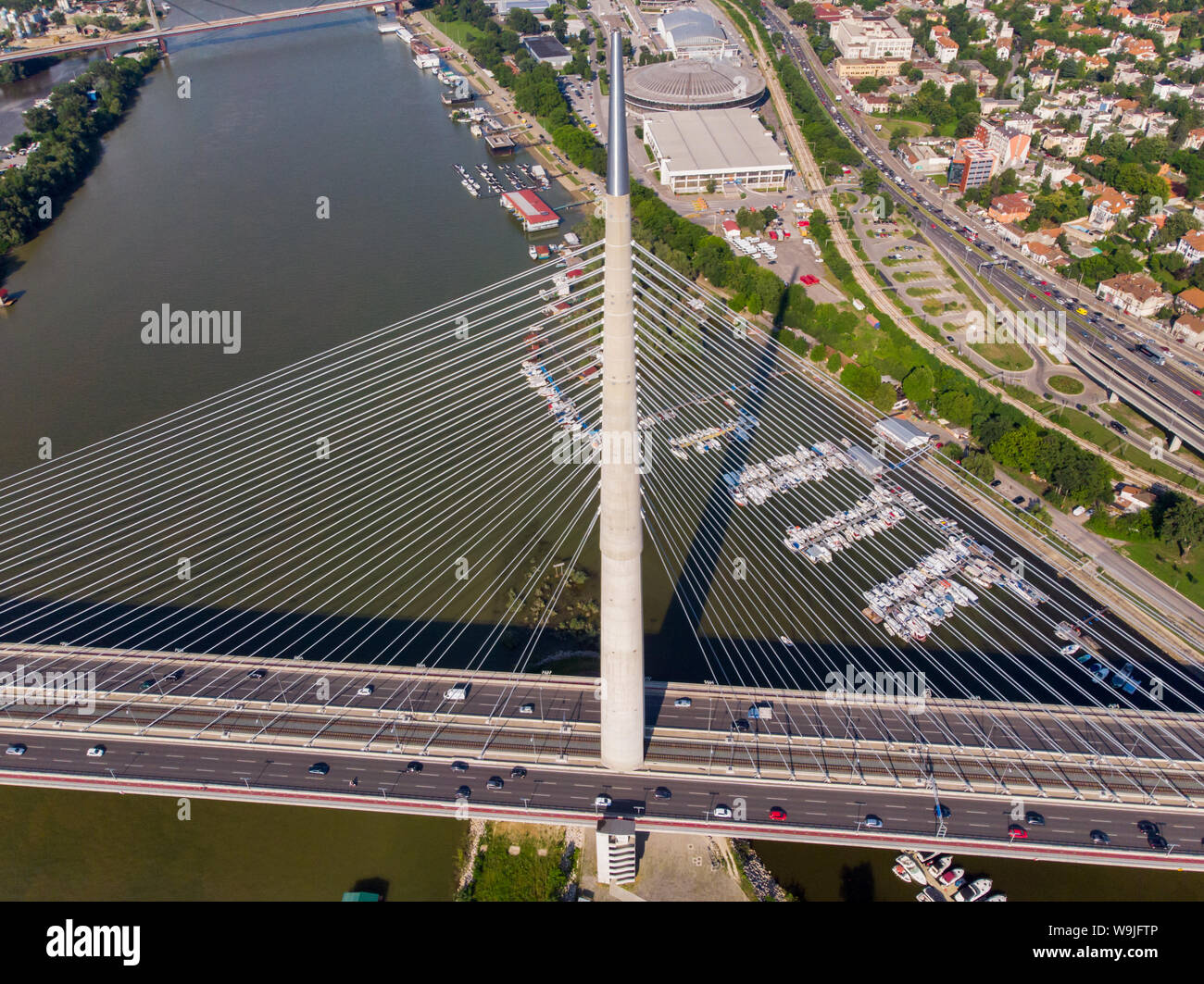 Ada ponte di Belgrado su una soleggiata giornata estiva Foto Stock