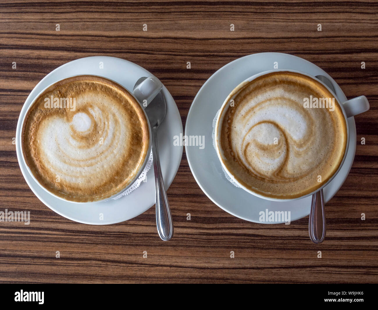 Due tazze di cappuccino con latte art su sfondo di legno. Bellissima  schiuma, verde tazze di ceramica, elegante tonificante, posto per testo,  romantico caffè sty Foto stock - Alamy