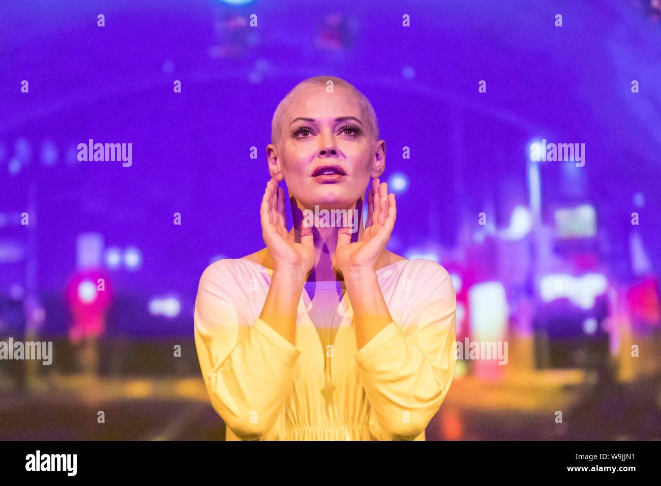 Edinburgh, Regno Unito. 14 Ago, 2019. Autore di bestseller, attrice e attivista Rose McGowan (Scream, la generazione di Doom, TV hit show Charmed) farà il suo debutto in questo anno di Edinburgh Fringe con il suo nuovo spettacolo Pianeta 9. Attraverso la musica, la narrazione video arte e performance Rose creerà un nuovo mondo di possibilità e di invitare il pubblico in un viaggio di scoperta di Pianeta 9. Pianeta 9 anteprime in Edinburgh giovedì 15 agosto a 1pm e durerà fino al 18 agosto Credito: ricca di Dyson/Alamy Live News Foto Stock