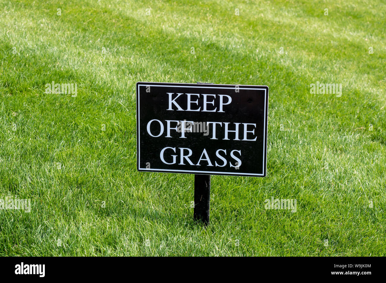Tenere fuori il cartello Grass su un prato ben tenuto in un parco Foto Stock