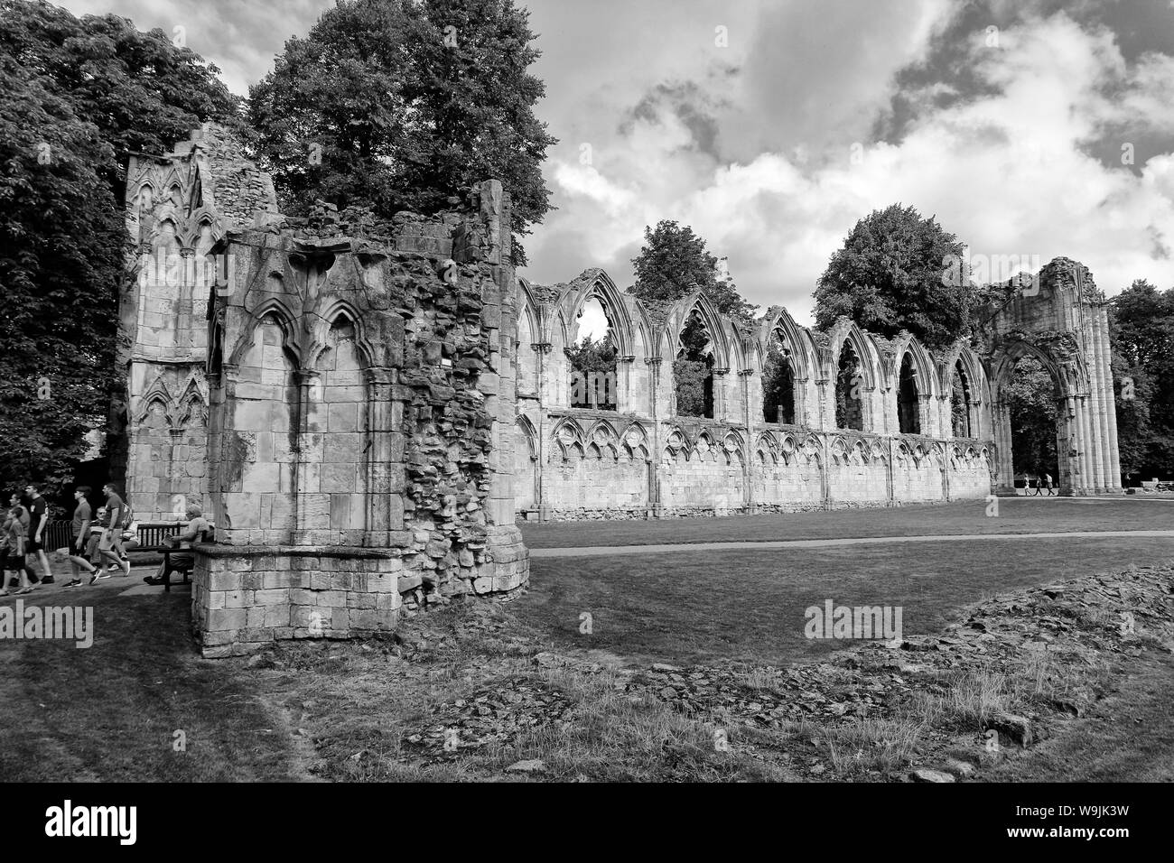 Resti dell'abbazia di St. Mary`s a York, Regno Unito, in un bellissimo parco verde, giardini del museo Foto Stock