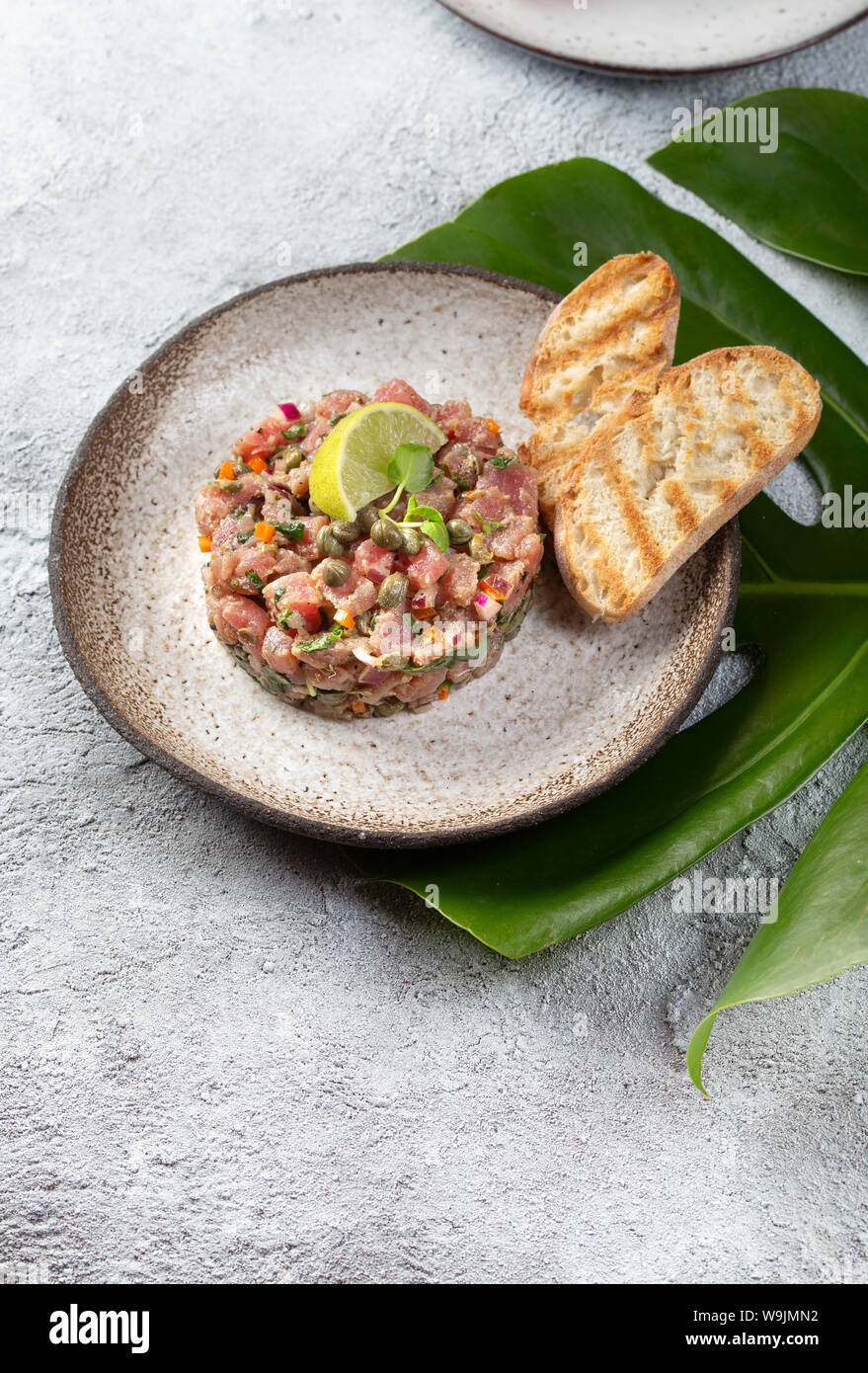 Tonno tartare di tartaro sulla lastra grigia. Foto Stock