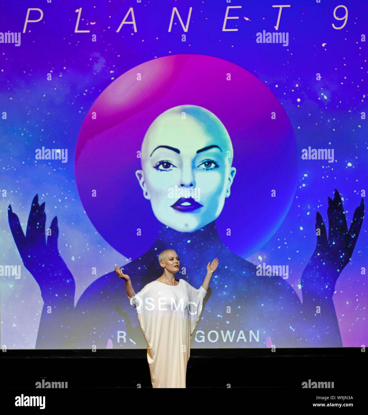 Sale Riunioni, tumulo, Edinburgh Fringe, Scozia. Il 14 agosto 2019. Autore di bestseller, attrice e attivista Rose McGowan (Scream, la generazione di Doom, TV hit show Charmed) farà il suo debutto in questo anno il Fringe con il suo nuovo spettacolo Pianeta 9. Attraverso la musica, la narrazione video arte e performance Rose creerà un nuovo mondo di possibilità e di invitare il pubblico in un viaggio di scoperta di Pianeta 9. Credito: Arch bianco/Alamy Live News. Foto Stock