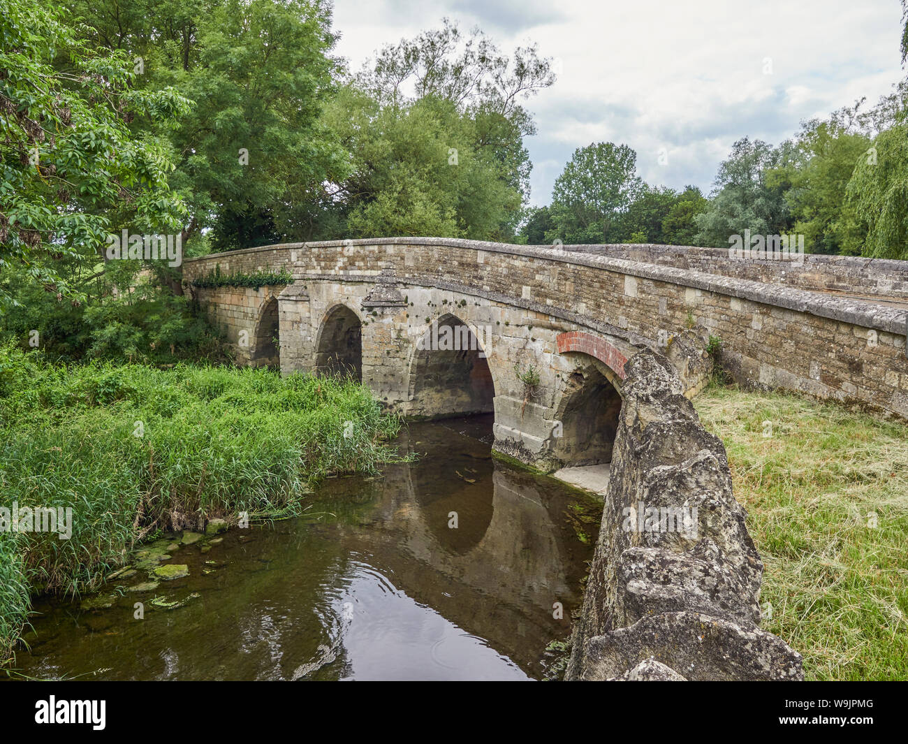 Il XV secolo bridge nel villaggio di Duddington oltre il fiume Welland nel Northamptonshire Foto Stock