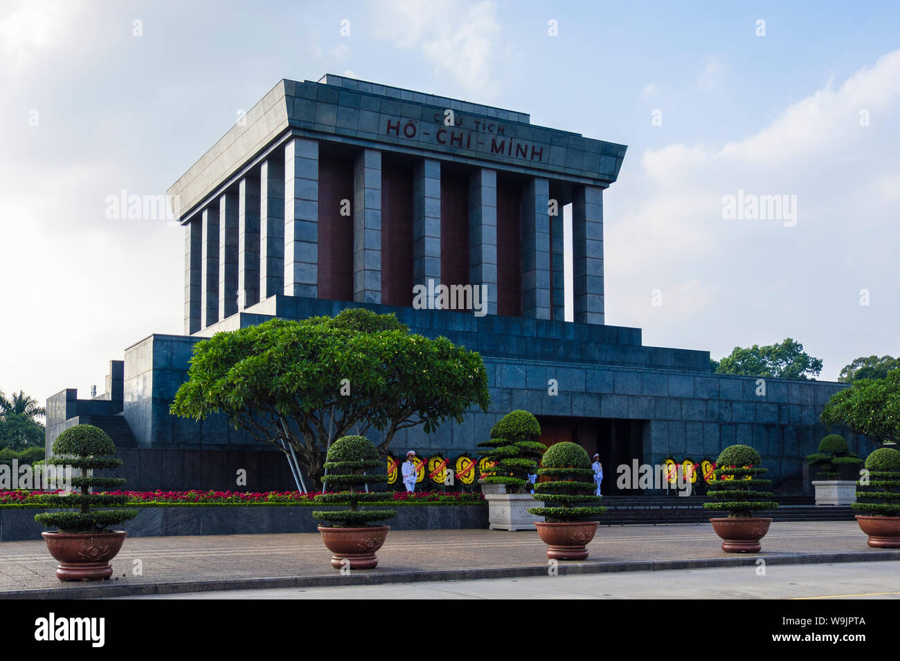 Il Mausoleo di Ho Chi Minh imponente tomba con le protezioni all'esterno. Hanoi, Vietnam Asia Foto Stock