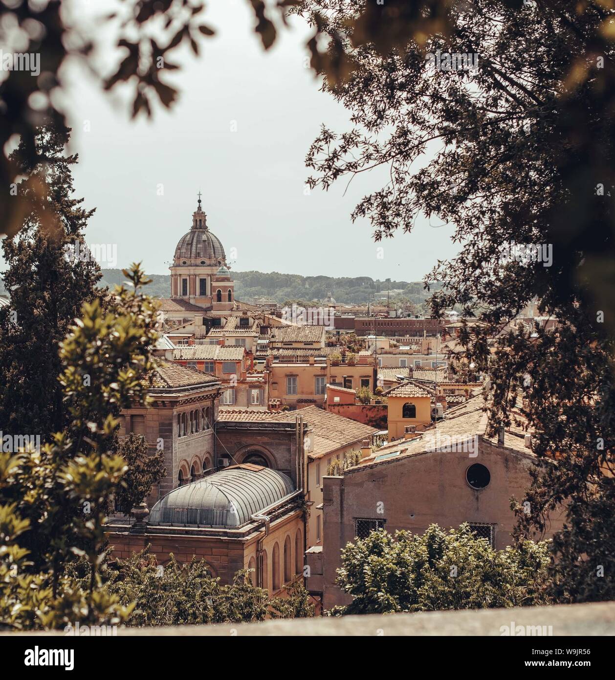 Una vista dello skyline di oltre l'architettura storica di Roma presi da vicino la scalinata di Piazza di Spagna. Foto Stock